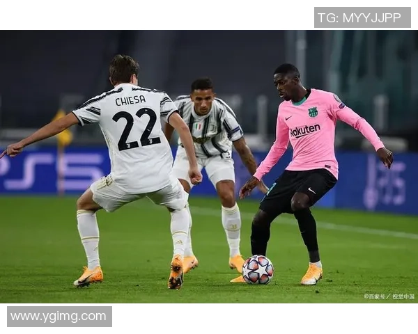 足球明星与美女展开激烈对决谁能赢得比赛的荣耀与心动瞬间