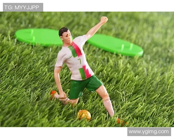 足球明星小版手办带你领略球场魅力与收藏乐趣的完美结合